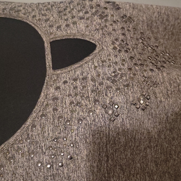 Avenue ~ Very soft top with decoration on chest area ~ very comfortable top - Picture 2 of 7